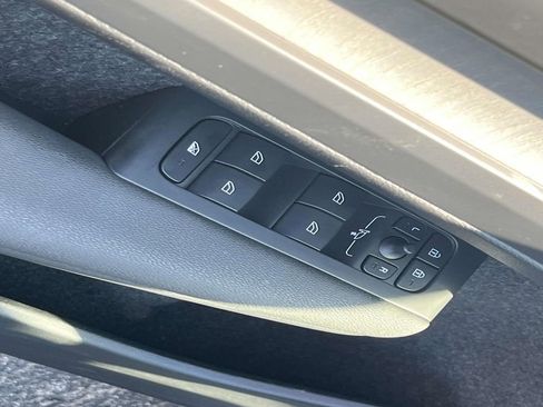 Used 2025 Volvo XC40 B5 Plus image 21