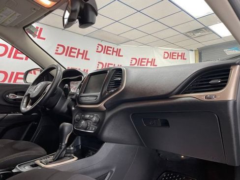 Used 2016 Jeep Cherokee Latitude w/ Comfort/Convenience Group AWD/4WD image 13