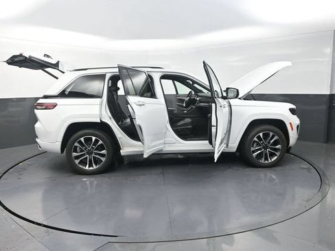Used 2023 Jeep Grand Cherokee Overland AWD/4WD image 38
