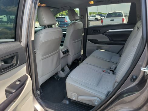 Certified 2018 Toyota Highlander Plus w/ Carpet Mat Package (TMS) AWD/4WD image 13