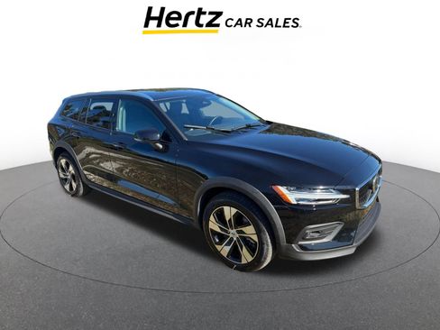 Used 2025 Volvo V60 B5 Cross Country Plus image 1