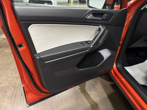 Used 2018 Volkswagen Tiguan SE w/ Panoramic Sunroof Package AWD/4WD image 14