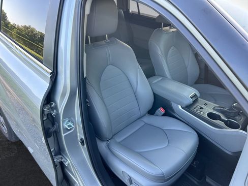 Certified 2023 Toyota Highlander XLE FWD image 33