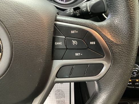 Used 2021 Jeep Cherokee Latitude FWD image 21