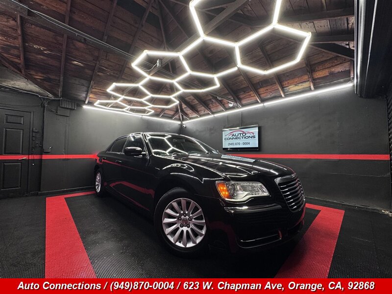 Used 2014 Chrysler 300 RWD image 1