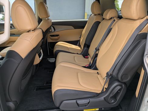 Certified 2024 Kia Carnival LX FWD image 11