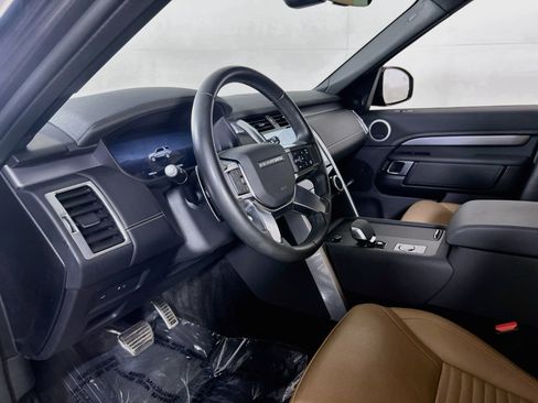 Used 2024 Land Rover Discovery Dynamic SE AWD/4WD image 9