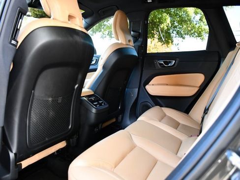 Used 2022 Volvo XC60 B5 Inscription w/ Protection Package Premier image 16