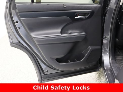 Certified 2025 Toyota Highlander XLE image 28