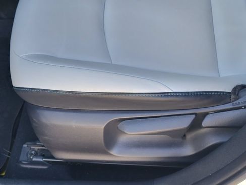 Used 2019 Toyota Prius XLE AWD/4WD image 12