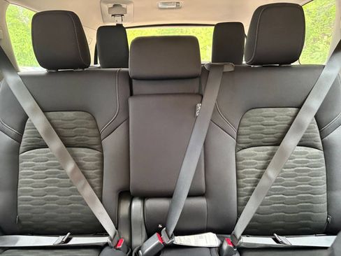 Used 2025 Nissan Pathfinder SV FWD image 33