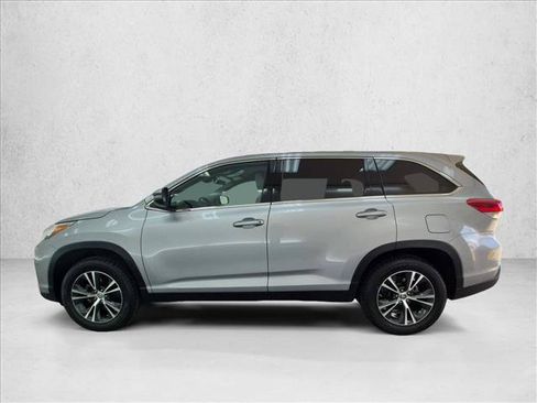 Used 2019 Toyota Highlander LE FWD image 9