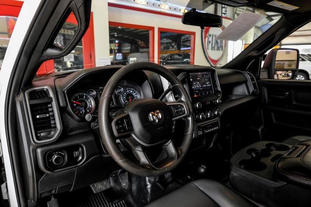 Used 2024 RAM 5500 Tradesman w/ Chrome Appearance Group AWD/4WD image 6