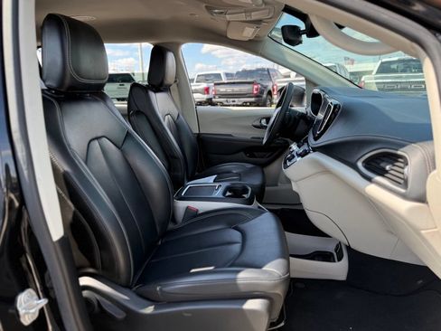 Used 2023 Chrysler Pacifica Touring-L FWD image 13