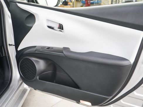 Used 2021 Toyota Prius LE FWD image 9