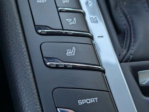 Certified 2020 Porsche Macan image 16