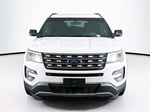 Used 2017 Ford Explorer XLT image 2