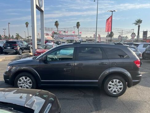 Used 2018 Dodge Journey SE FWD image 3