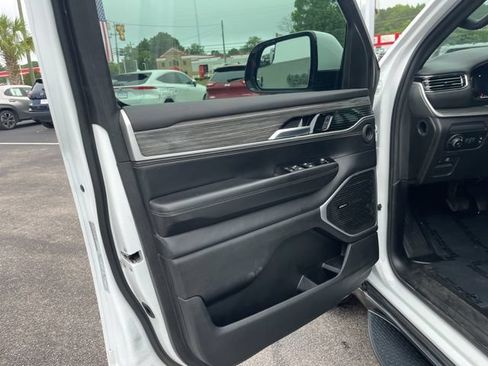 Used 2022 Jeep Wagoneer Series II RWD image 5