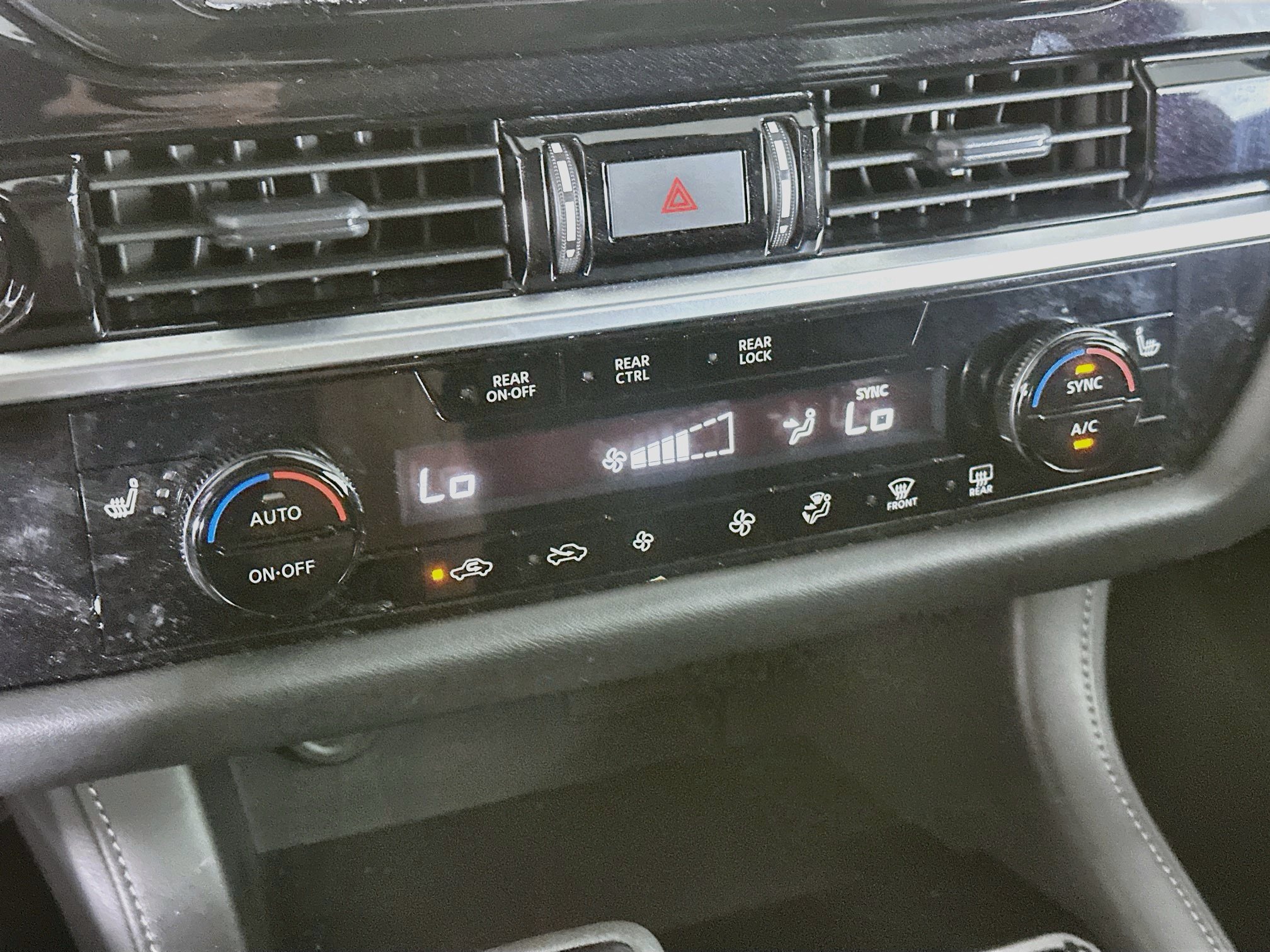 Used 2025 Nissan Pathfinder SV FWD image 23