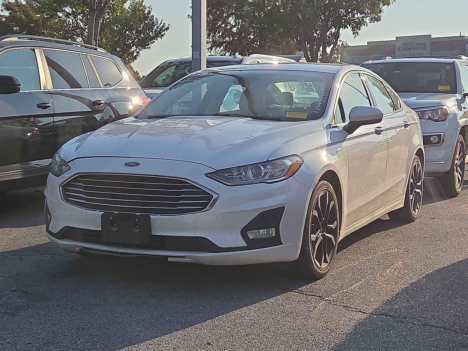 Used 2019 Ford Fusion SE w/ Equipment Group 151A FWD image 2