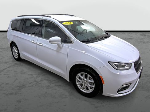 Used 2022 Chrysler Pacifica Touring-L w/ Uconnect Theater Family Group image 5