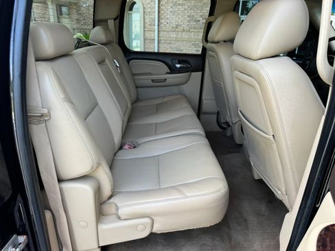 Used 2011 GMC Sierra 2500 Denali w/ Suspension Package, Off-Road AWD/4WD image 24