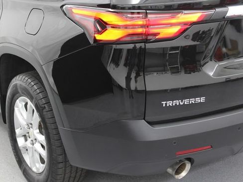 Used 2022 Chevrolet Traverse LS FWD image 10