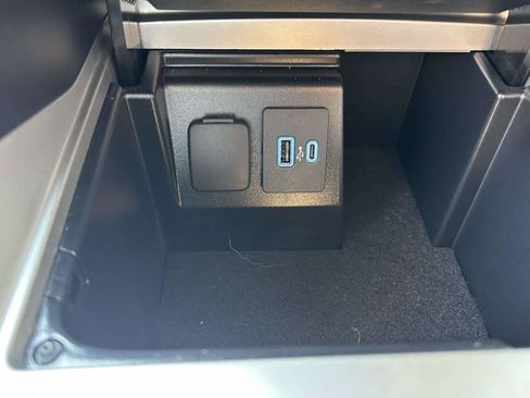 Used 2022 Ford Explorer Limited w/ Equipment Group 301A RWD image 27