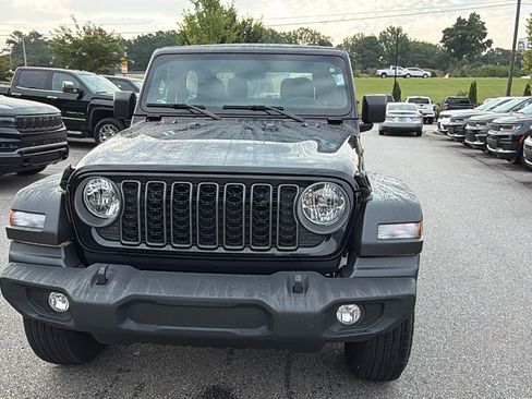 Used 2025 Jeep Wrangler Sport AWD/4WD image 3