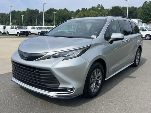 Used 2021 Toyota Sienna XLE FWD image 5