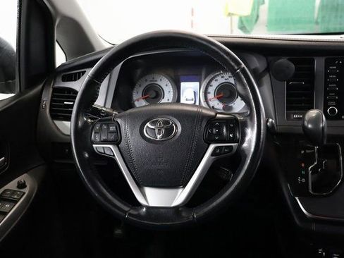 Used 2019 Toyota Sienna SE image 13