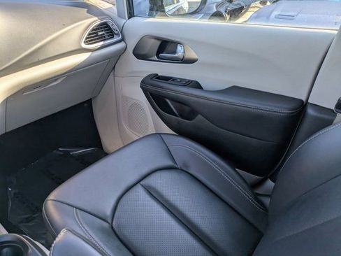 Used 2024 Chrysler Pacifica Touring-L image 15