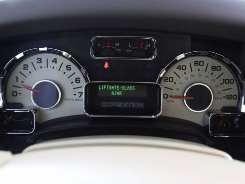 Used 2014 Ford Expedition EL XLT w/ Equipment Group 202A image 17