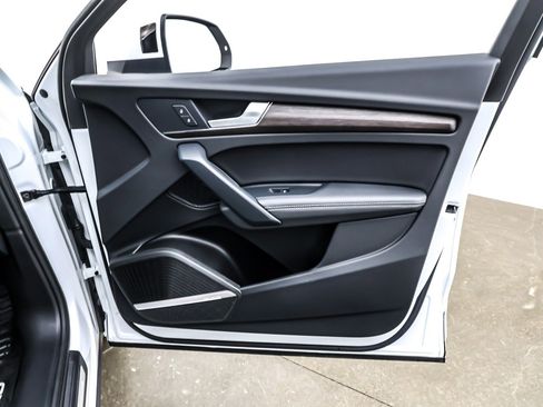 Used 2024 Audi Q5 e Prestige w/ Prestige Package image 25