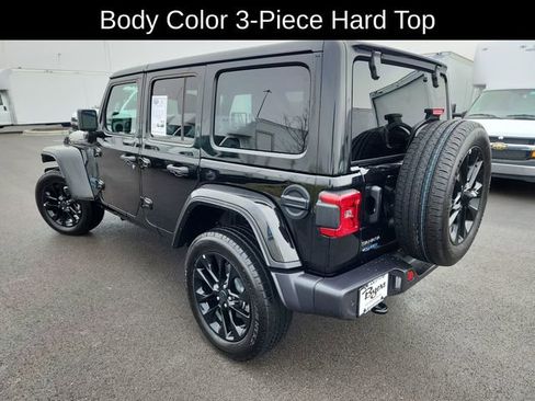 Used 2025 Jeep Wrangler Unlimited Sahara w/ Safety Group image 5