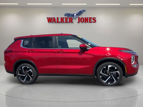 Used 2024 Mitsubishi Outlander SE image 2