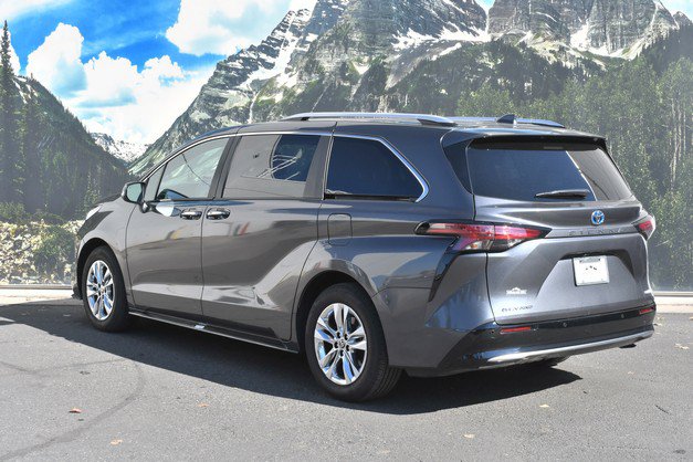 Used 2025 Toyota Sienna Limited AWD/4WD image 9