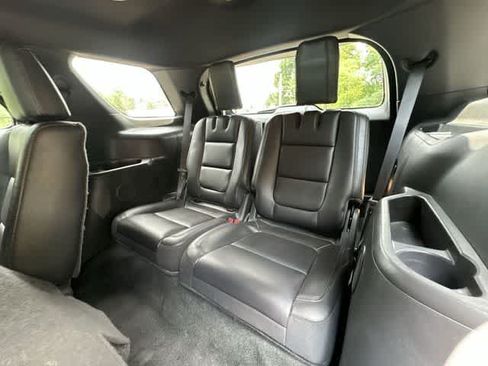 Used 2014 Ford Explorer XLT w/ Equipment Group 202A AWD/4WD image 19