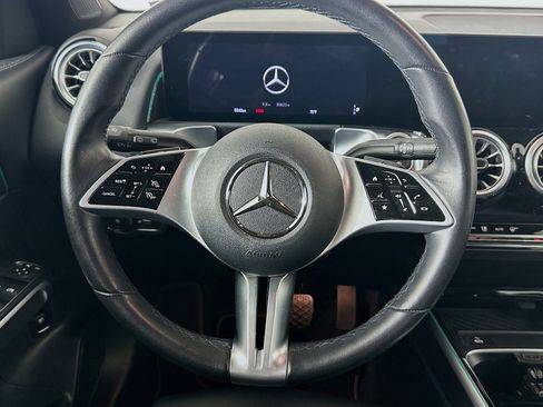 Used 2025 Mercedes-Benz GLB 250 4MATIC image 18
