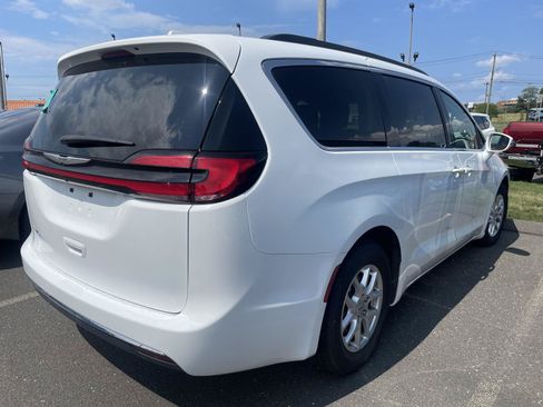 Used 2022 Chrysler Pacifica Touring-L FWD image 6