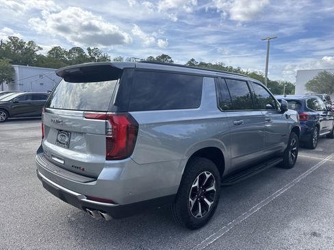 Used 2025 GMC Yukon XL AT4 image 3