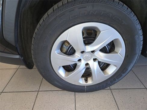 Used 2022 Toyota RAV4 LE image 10