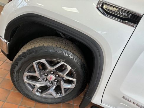 Used 2022 GMC Sierra 1500 SLT w/ SLT Premium Plus Package AWD/4WD image 17
