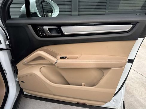 Used 2022 Porsche Cayenne Platinum Edition image 18
