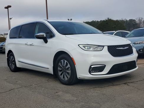 Used 2023 Chrysler Pacifica Limited image 2