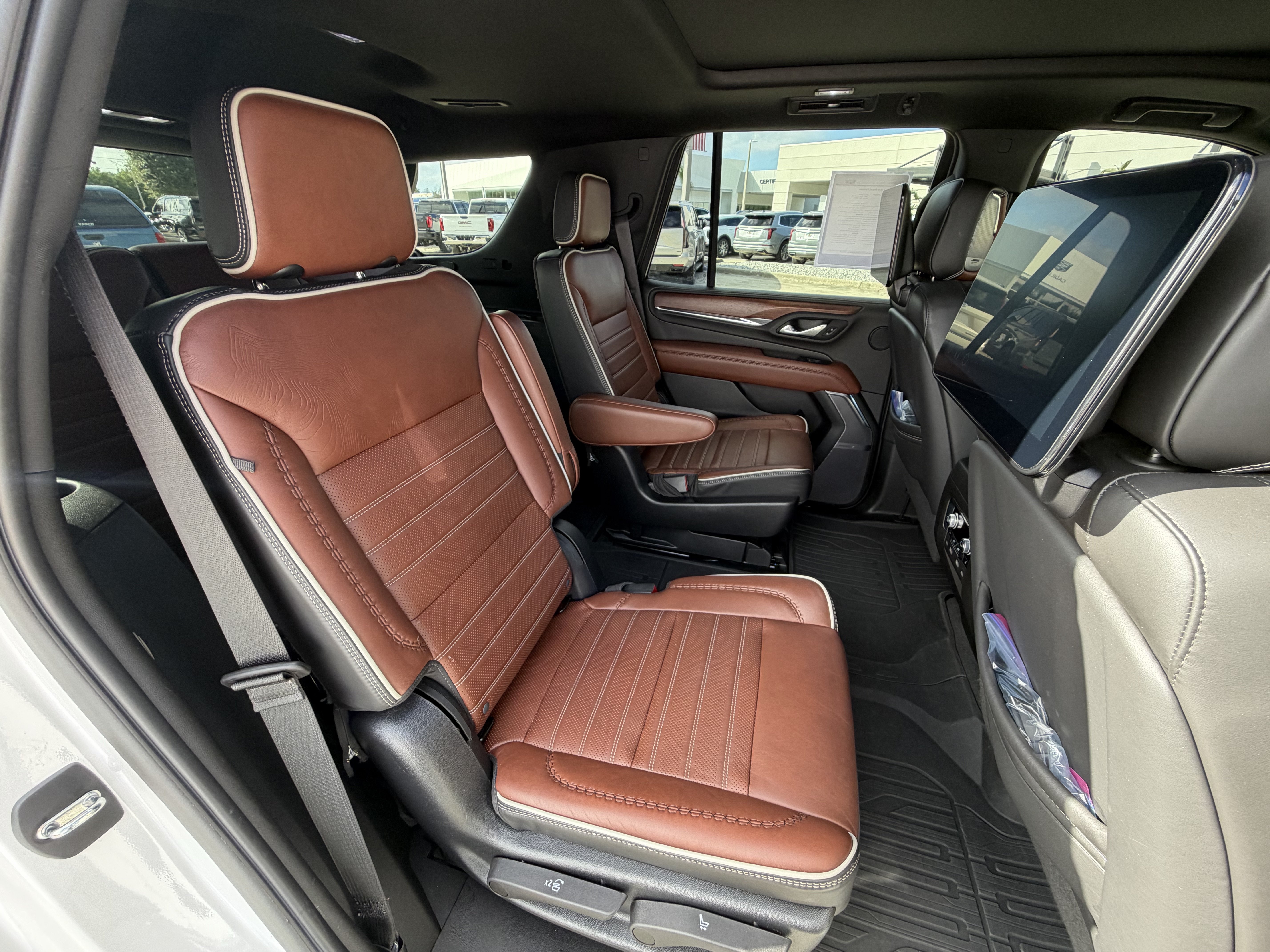Used 2023 GMC Yukon Denali Ultimate w/ LPO, Floor Liner Package AWD/4WD image 19