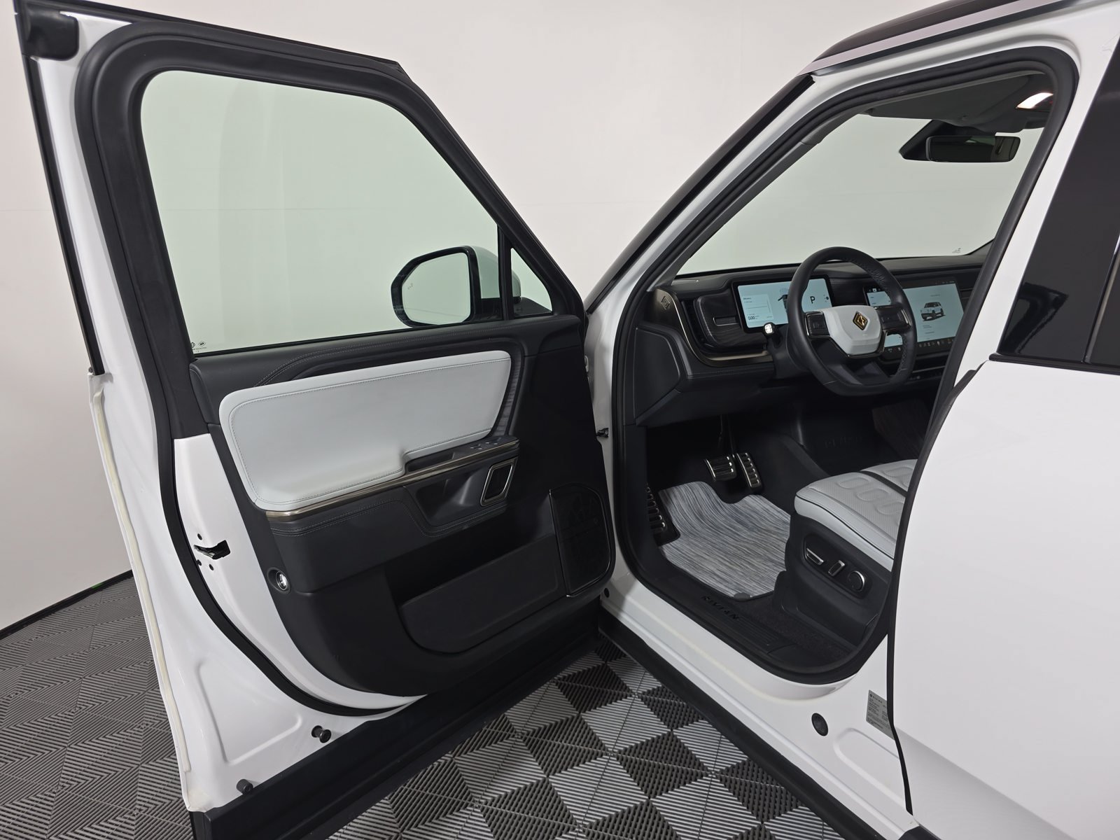Used 2024 Rivian R1S Adventure Quad AWD/4WD image 16