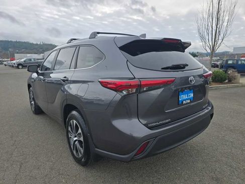 Used 2023 Toyota Highlander XLE image 3