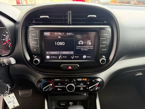 Used 2022 Kia Soul LX image 14